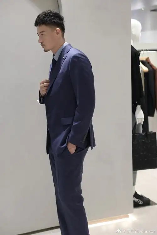 搭配同色系藏蓝色领带统一中又不失层次感,选对内搭可以在无形间提升