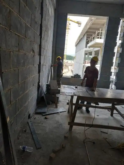南裙楼二层八名木工正在进行构造柱预制准备工作
