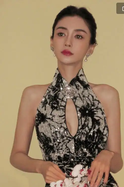 杨颖把事业彻底作没了,咖位降级与杨超越同座,憔悴迷茫全写脸上