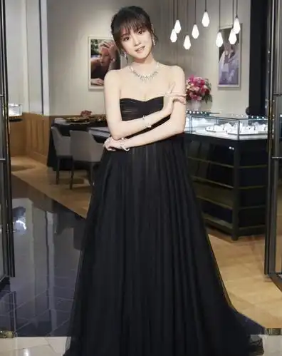 安以轩太拼了,挺孕肚出席活动,仅靠一条礼裙居然成功显瘦!