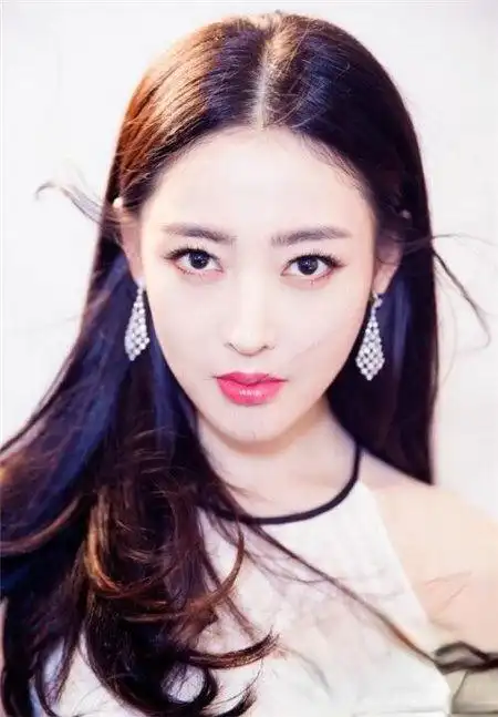 中分刘海怎么弄显气质女星宠爱的中分发型大公开