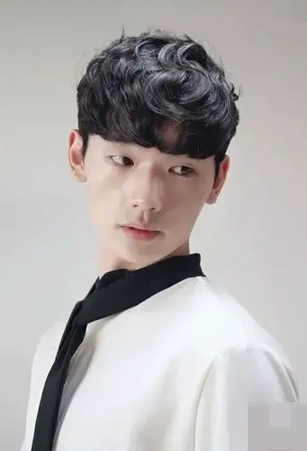 首页 男生发型 男生短发 2020年男学生短发造型 阳光又帅气的卷头发