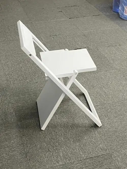 一把折叠成平面的椅子