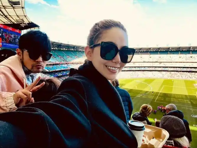 周杰伦昆凌最新合照##周杰伦昆凌看球赛合照