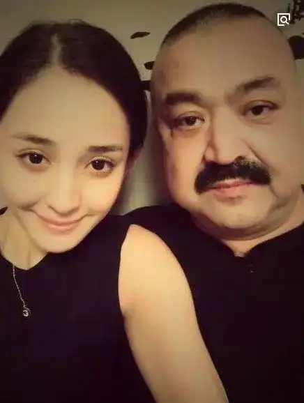 古力娜扎的妈妈之前在接受采访时,透露丈夫曾有心脏病,女儿如此拼命地