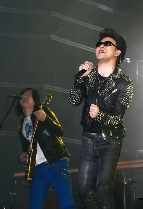 汪峰演唱会上座率低迷,粉丝替刀郎"喊冤",属实挺尴尬