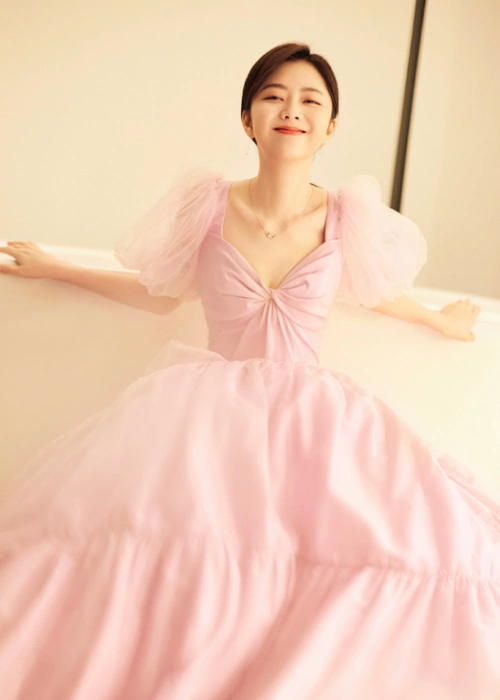 谭松韵穿粉嫩公主裙笑容超甜如高中生哪像30岁的人
