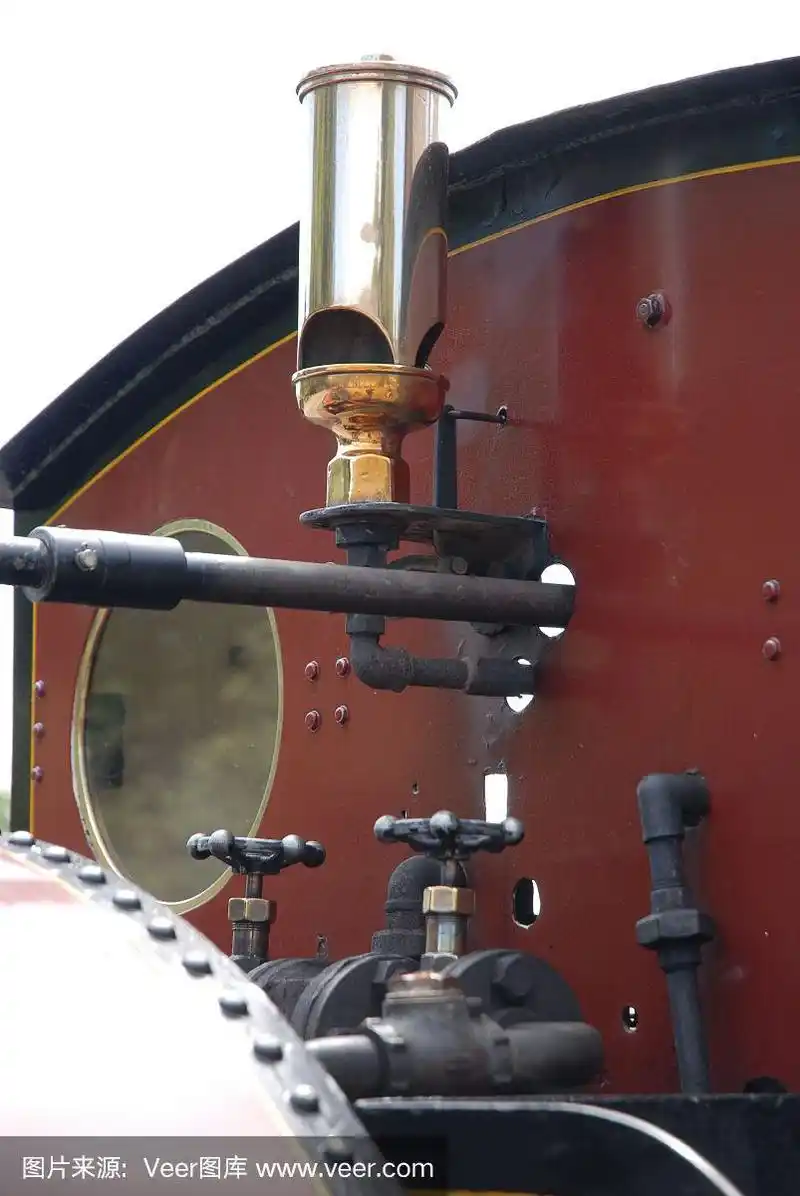 旧红色火车上吹着黄铜汽笛.