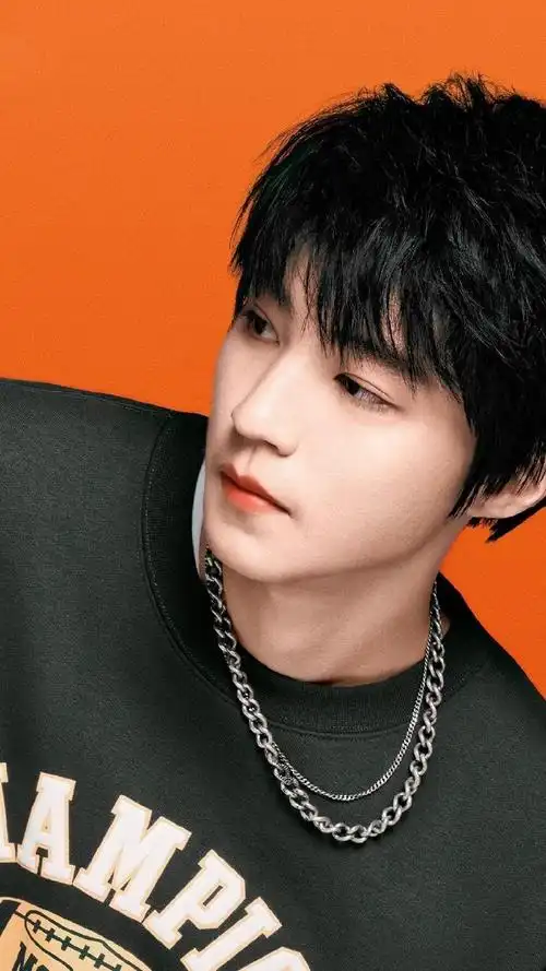 王俊凯牛仔套装机场路透