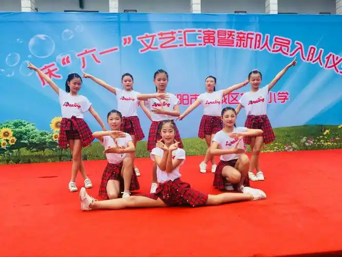 六(2)班舞蹈《造梦王国》结束造型,阳光向上,帅气收场