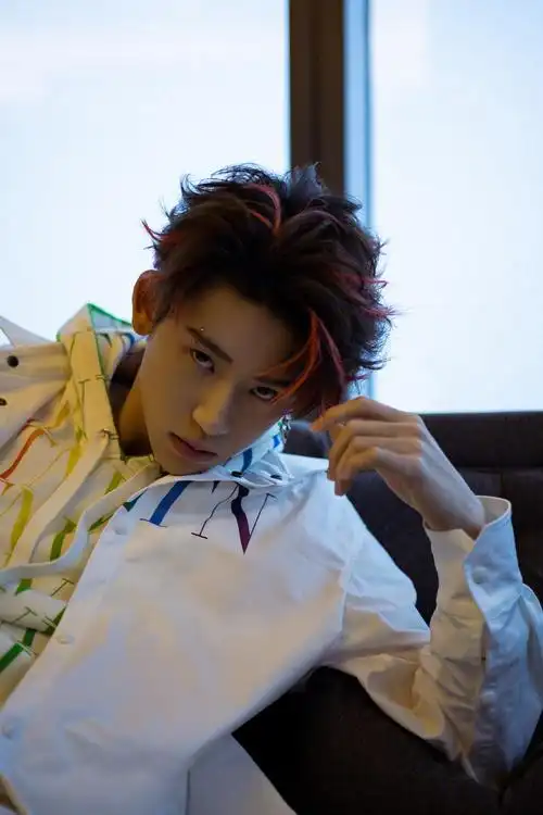 小鬼王琳凯江苏卫视跨年演唱会彩排照释出