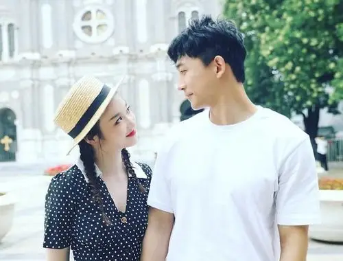 又一对荧屏情侣成真!男方晒合照官宣恋情,看女友的眼神我慕了!