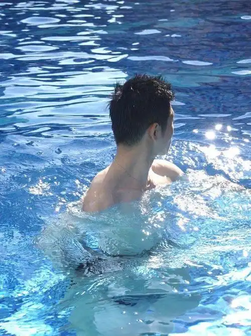 痞帅爷们晒小长假日常,海里游泳如鱼得水,满身肌肉帅气逼人!
