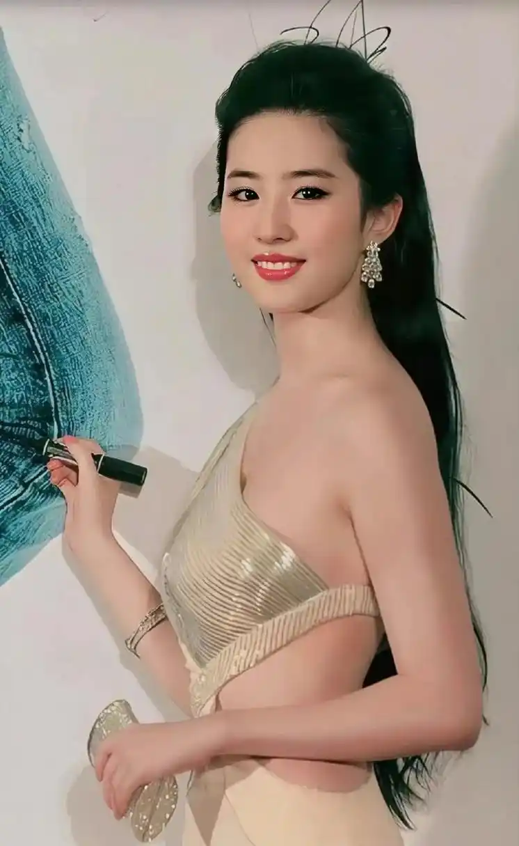 刘亦菲最巅峰时刻,不仅仅是神仙姐姐,还是一个小腰精呢