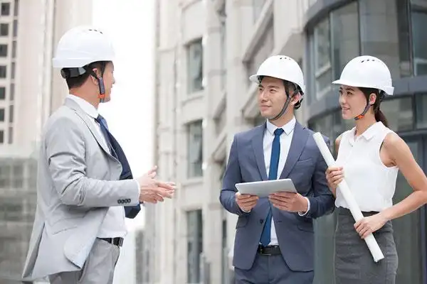 男人保护女人图片