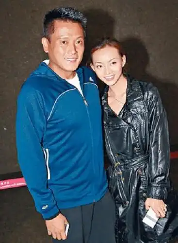 44岁滕丽名与魏骏杰相恋9年被抛弃今滑雪又摔断5根肋骨