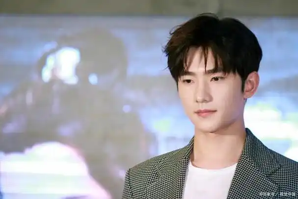 昨日,杨洋作为华伦天奴的合作明星出席了品牌晚宴,他一身黑白西装搭配