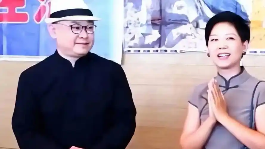 刀郎因妻子又火了,妻子温婉大方,送女儿出嫁含泪唱《手心里的温柔》