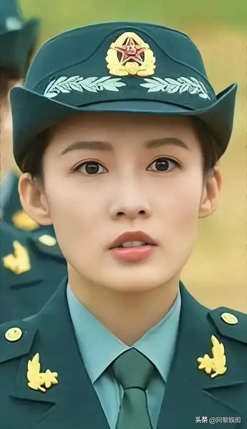 李沁军装照太好看了_网易订阅