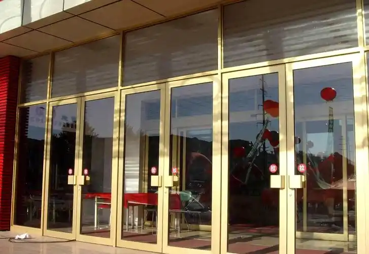 服装店玻璃门