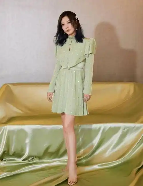 赵薇哪像44岁的女人?