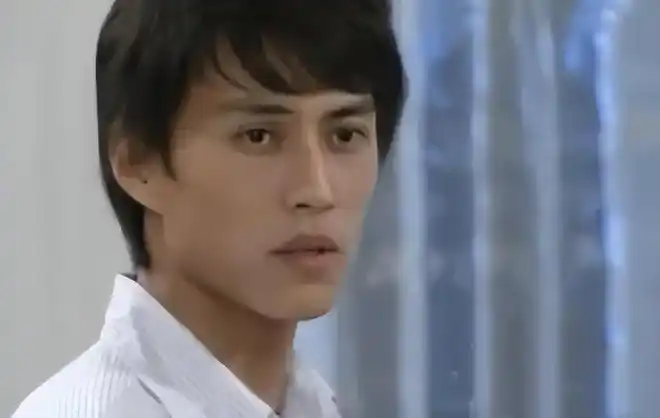 年轻时的靳东脸型棱角分明,但是面部消瘦,颧骨突出,下颌线明显,眼窝很