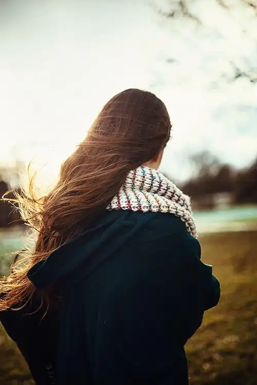 一转身的温柔_小清新美女唯美背影图片