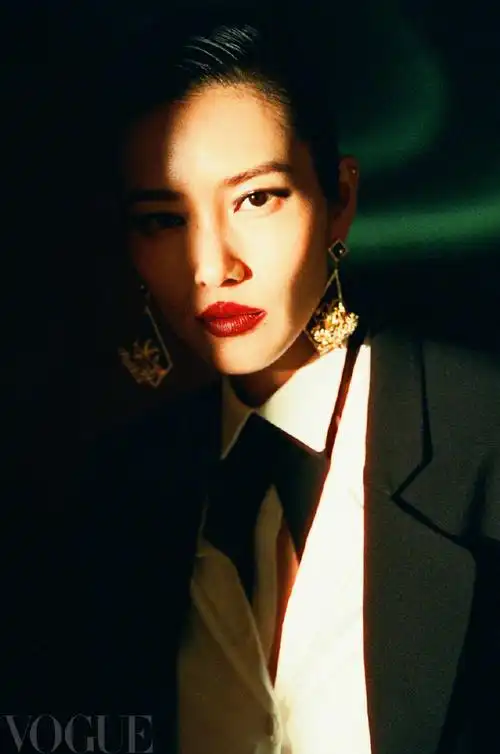 刘雯vogue六月刊封面##刘雯复古电影vogue大片