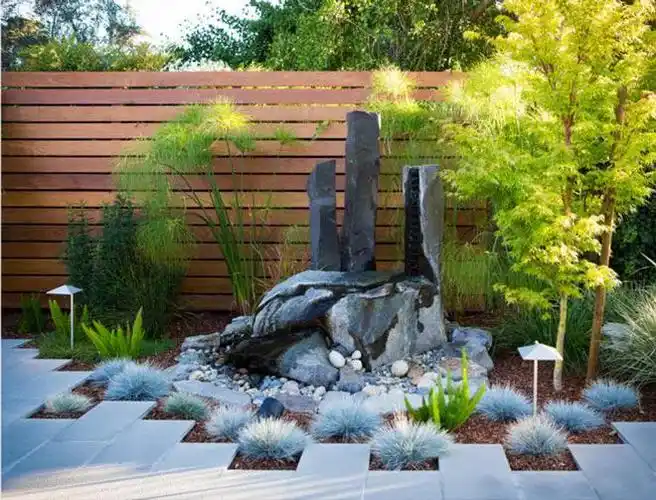 或者也可以做一个杂石景观花池,用石材的造型结合不同种类的植物,高低