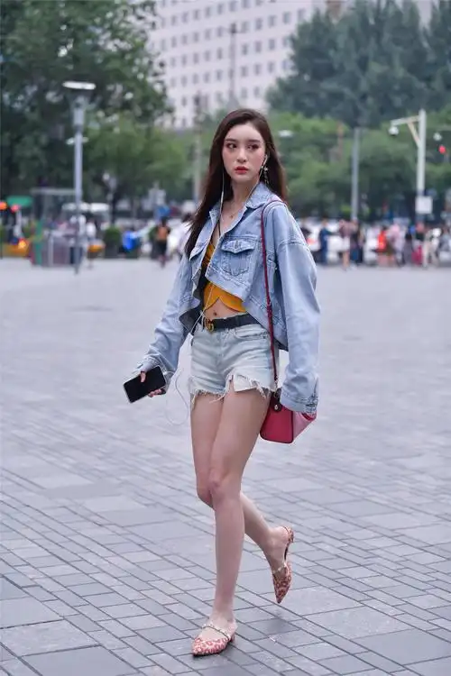夏季的清凉装牛仔短裤,减龄又时尚,年轻姑娘更喜欢穿搭