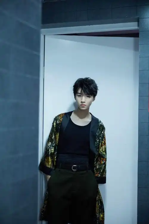 王俊凯周年演唱会唱跳solo 展露舞台王者风范