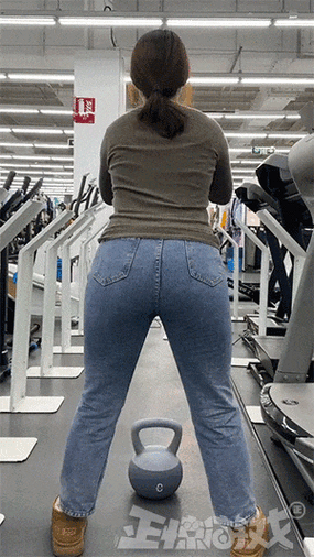 正惊gif让你不穿裙子美女去牧场游玩竟然被一只山羊当众调戏