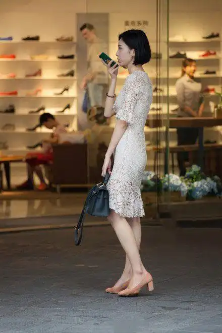 街拍蕾丝包臀裙配高跟鞋成熟又性感女人味十足