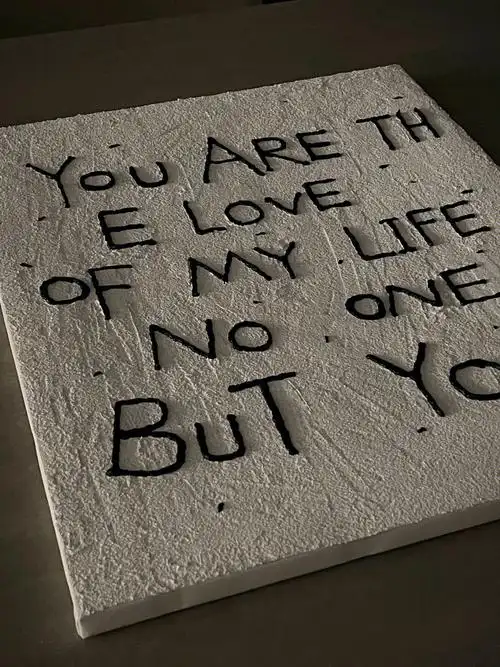 英文:you are the love of my life no one but you(你是我一生挚爱