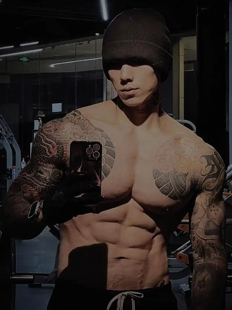 "肌肉男的纹身就应该霸气" 想必不用介绍 大家都应该认识这是谁吧