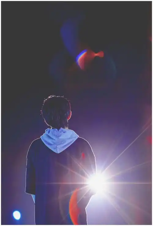 易烊千玺背影杀人 未能相见也甘愿追随