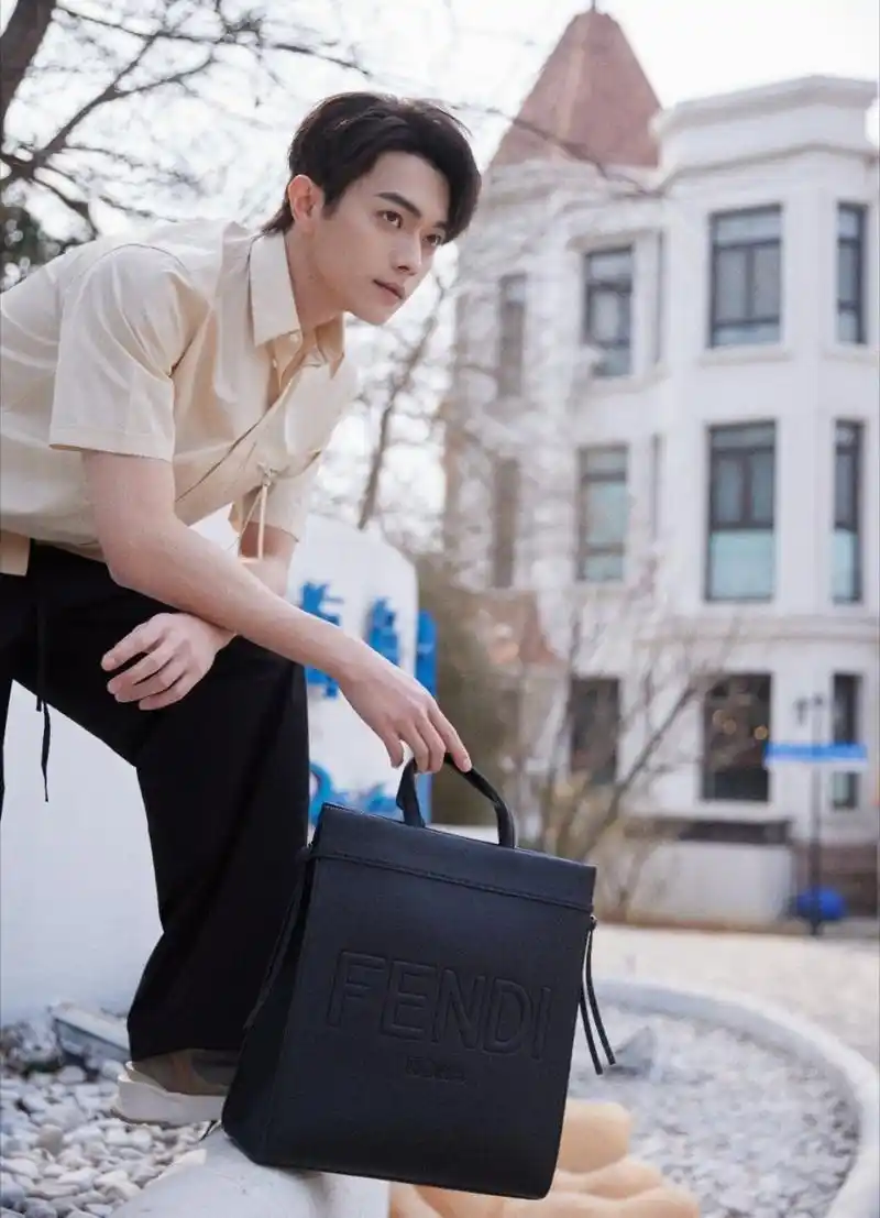 许凯男大白衬衫写真# @许凯soso 真的是穿衣显瘦脱衣有肉,这一身米色