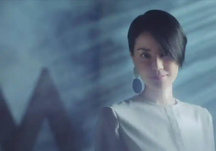 王菲,一个不食人间烟火的存在,却曾是把时尚穿搭玩得最溜的人_衣服