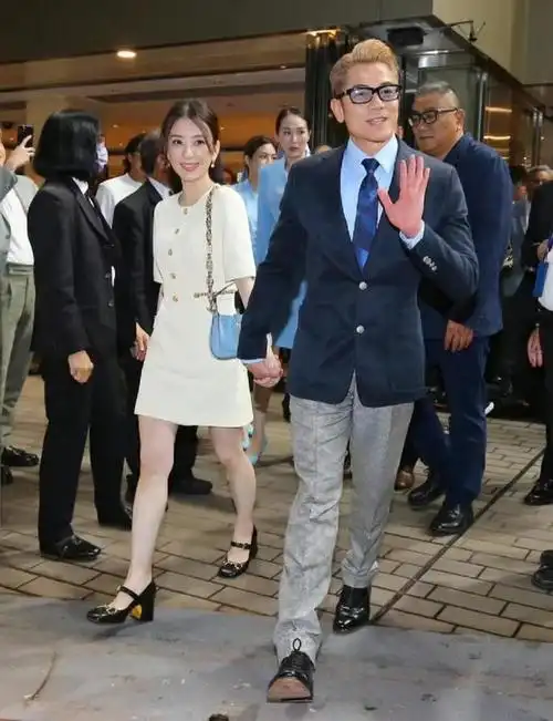 57岁郭富城高调秀恩爱!和方媛看比赛超甜拥抱,方媛越来越优雅了