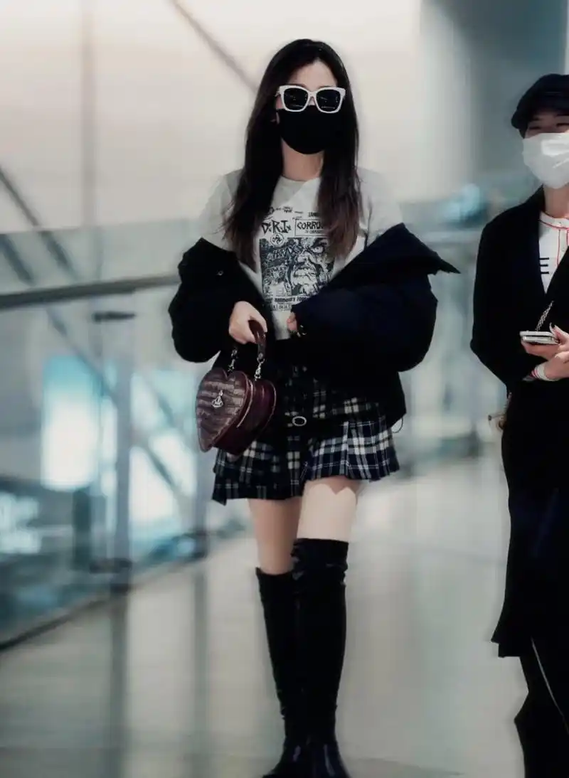 虞书欣机场私服look,身穿bm白色短袖格纹百褶裙,搭配vivienne west