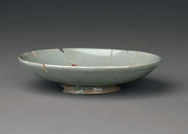 北宋 张公巷窑青釉椭圆形洗(残)河南省文物考古研究院藏 对于汝窑的
