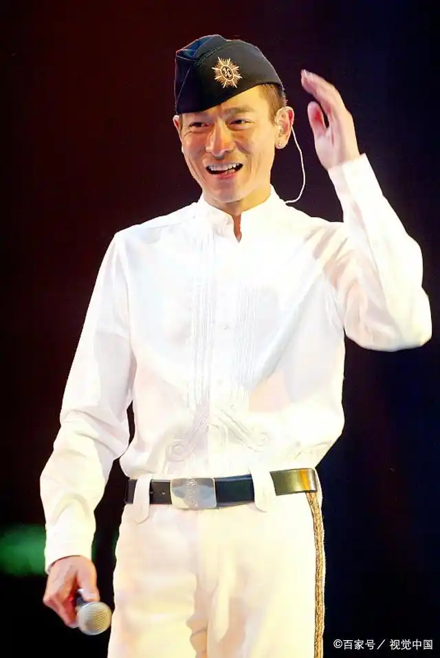 刘德华演唱会现场中止 天王含泪90度向观众鞠躬道歉 你怎么看?