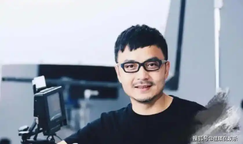 原创50岁汪涵近照穿扮状态似小老头街头吃串被赞接地气胡子却也拉碴