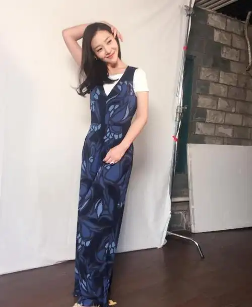 王维维身穿一袭黑色连衣裙,黑色的裙子将她的肤色衬得更加白皙,条纹的