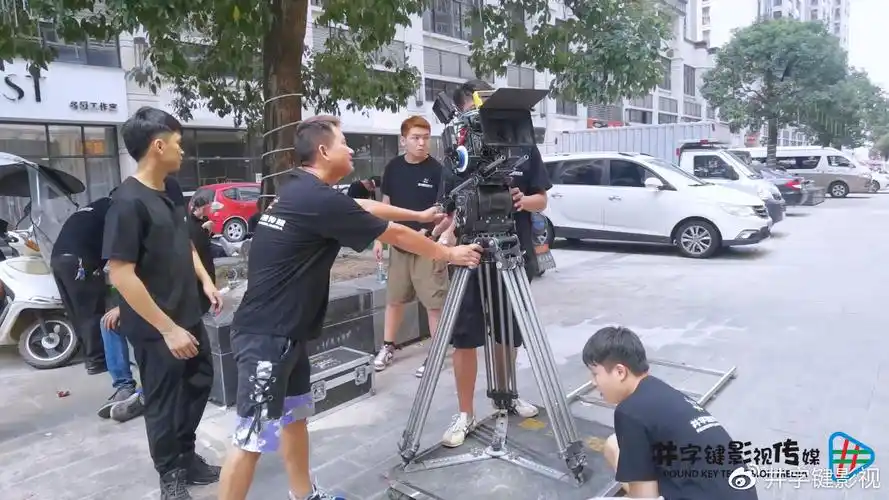 井字键影视工作人员现场照片那想要拍摄一部上百万点击率的企业宣传片