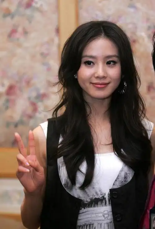 年轻时的刘诗诗,从她早期的照片看出,吴奇隆的眼睛眼光毒辣_网易订阅