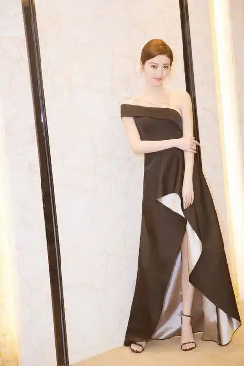 景甜一袭单肩黑色长裙出席活动网友:这才是正确的打开方式!