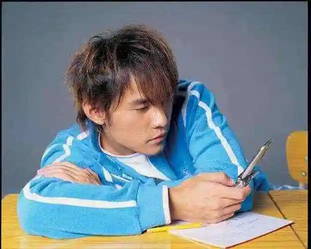 周杰伦4岁到41岁的旧照片故事