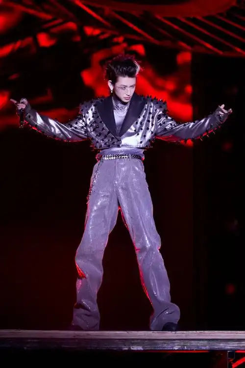 歌手@小鬼-王琳凯武汉音乐节造型穿着#annakiki#金属铆钉短外套