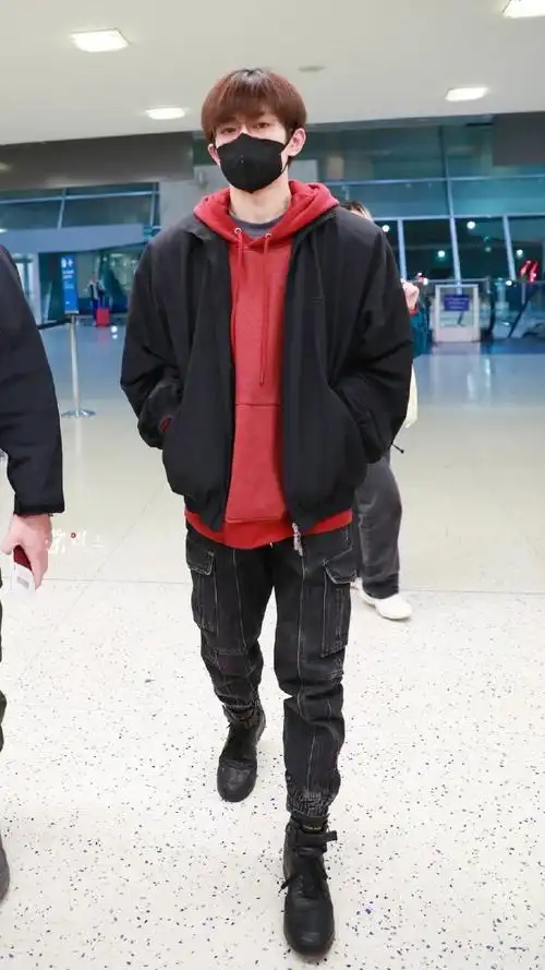 易烊千玺机场图